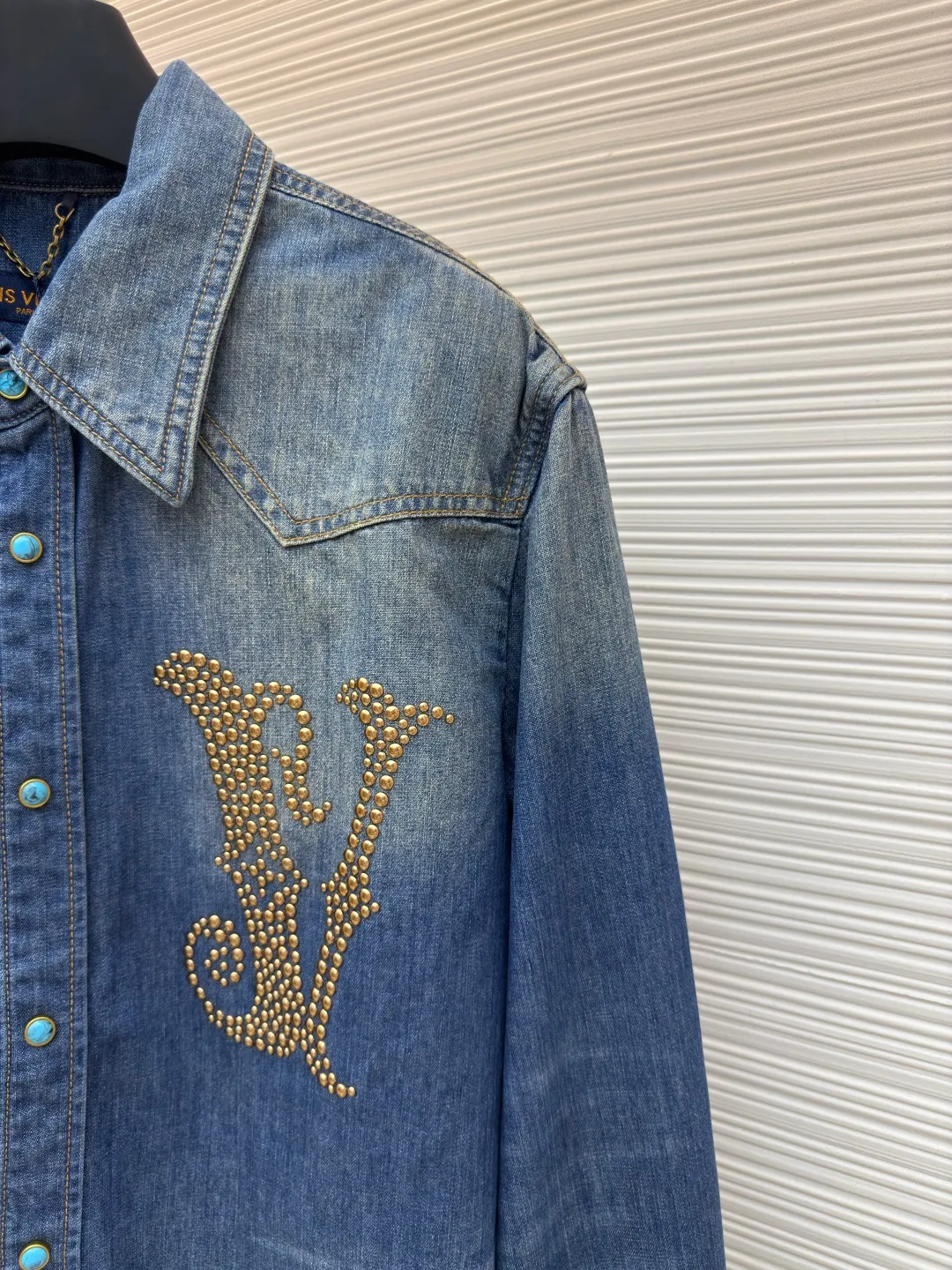 LOUIS VUITTON hook lapel denim long-sleeved shirt ●Authentic product: Purchased and developed by 10674 ●Item number: 1680561-B45 ●Fabric: Denim denim fabric ●Technology: Washed production ●Version: Fitted version ●Weight: about 610 grams ●Size: S-M-L-XL ●Description: Crafted from denim denim fabric, with excellent texture, comfortable and soft, breathable and sweat-absorbent, the chest is decorated with brand logo embellished with studs and floral details, and the top snap button is embellished with iconic floral details. The overall routing is straight and delicate, the fabric is comfortable and soft, and the color is consistent without color difference. It can be matched with the same style to create a fashionable look and control various occasions. Customized accessories, complete three standards, same style for men and women!